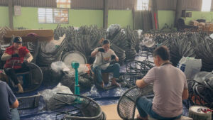 ghế làm bằng thép đan dây